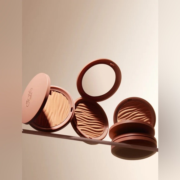 CIATÉ LONDON | Brazilian Glow Bronzing Powder in Aruba Island - Picture 4 of 11